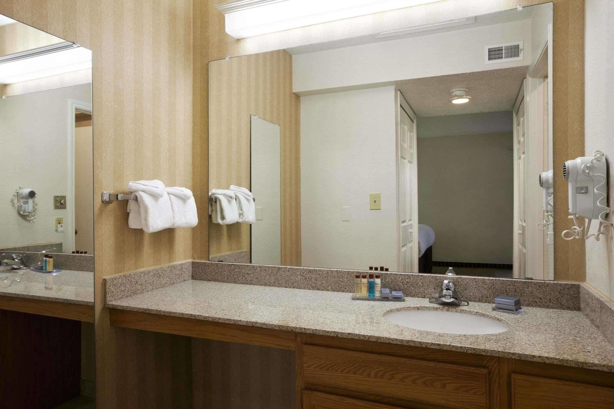 Hawthorn Suites Of Трой Экстерьер фото